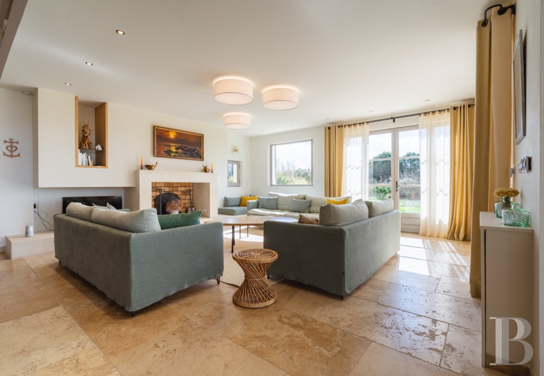 A farmhouse set amidst the marshes north of Saintes-Maries-de-la-Mer, in the Camargue - photo  n°6